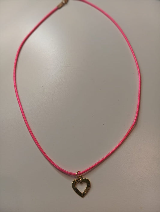 Collar dorado en cuero rosa