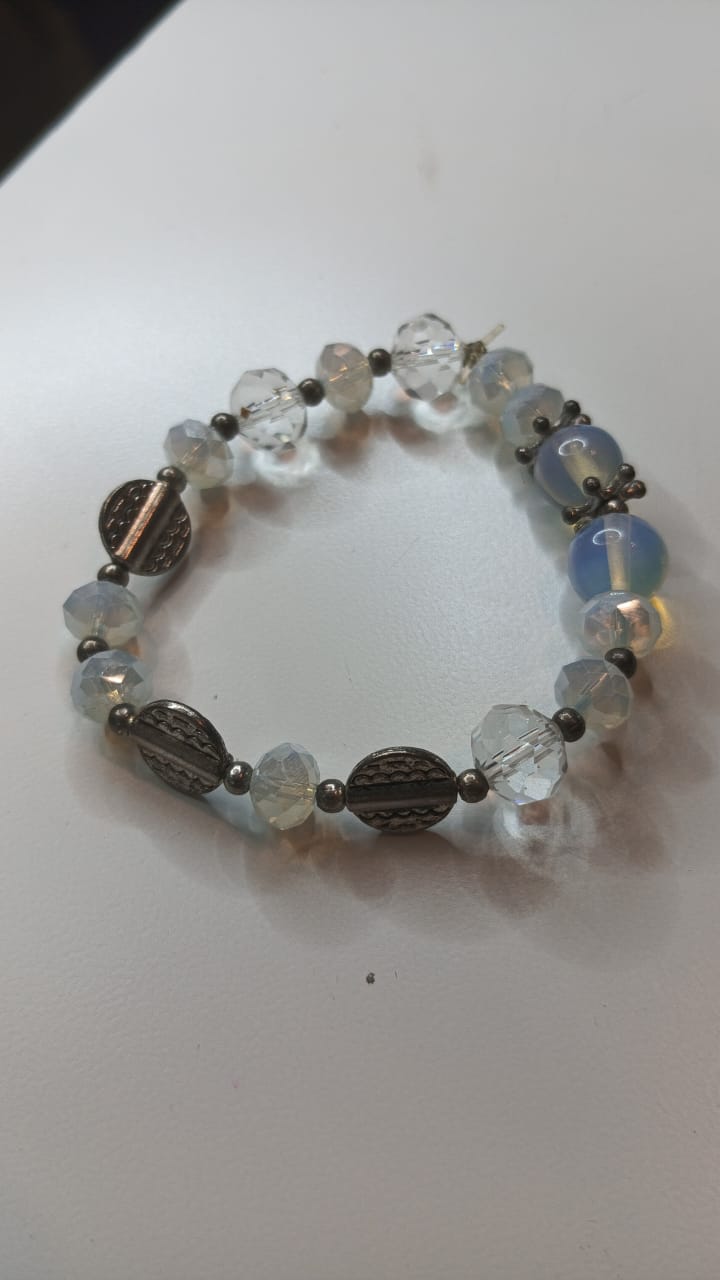 Pulsera piedra luna con cristales y decoraciones