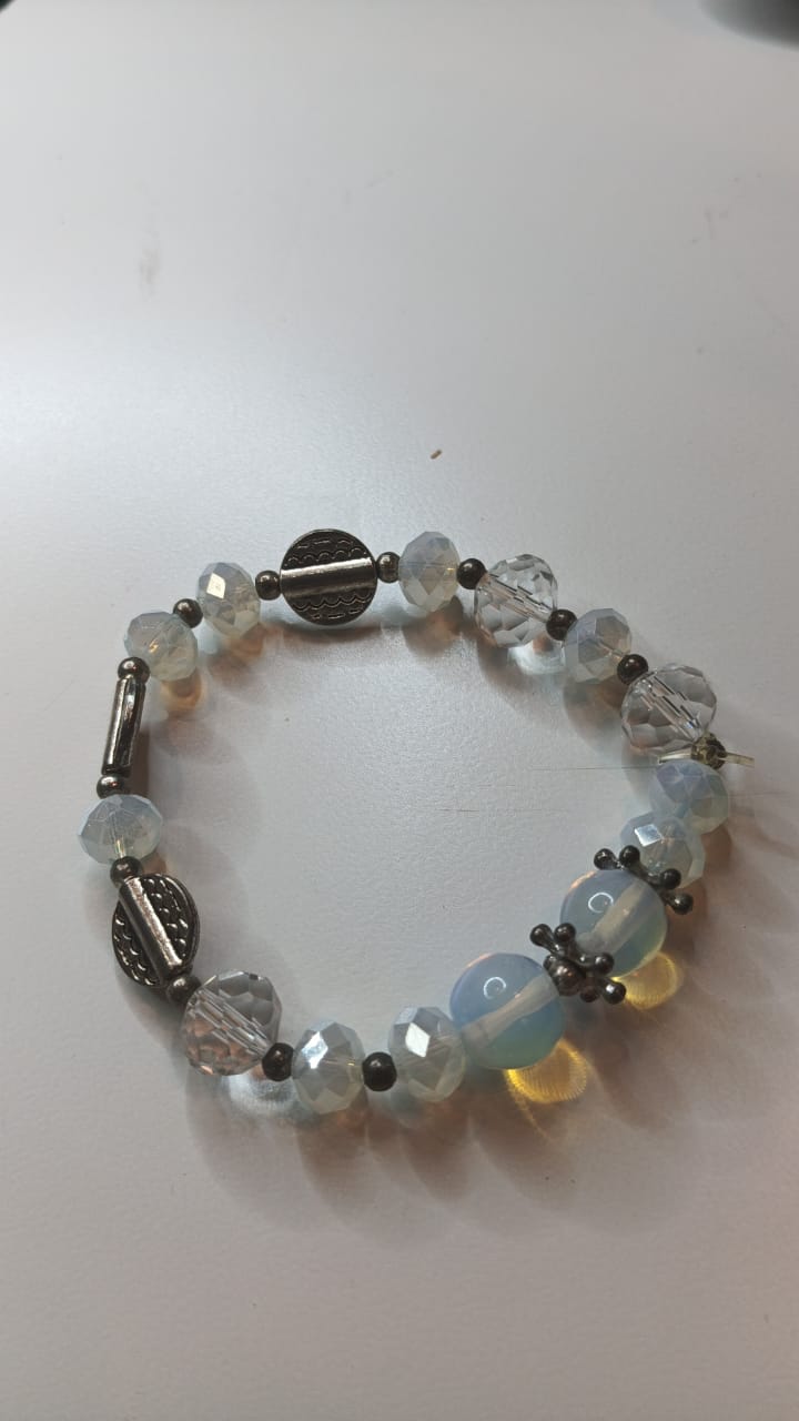 Pulsera piedra luna con cristales y decoraciones