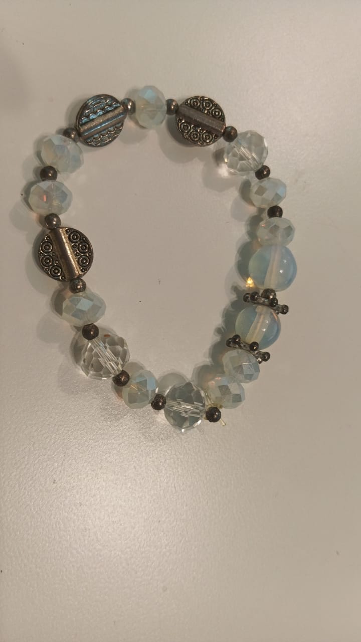 Pulsera piedra luna con cristales y decoraciones