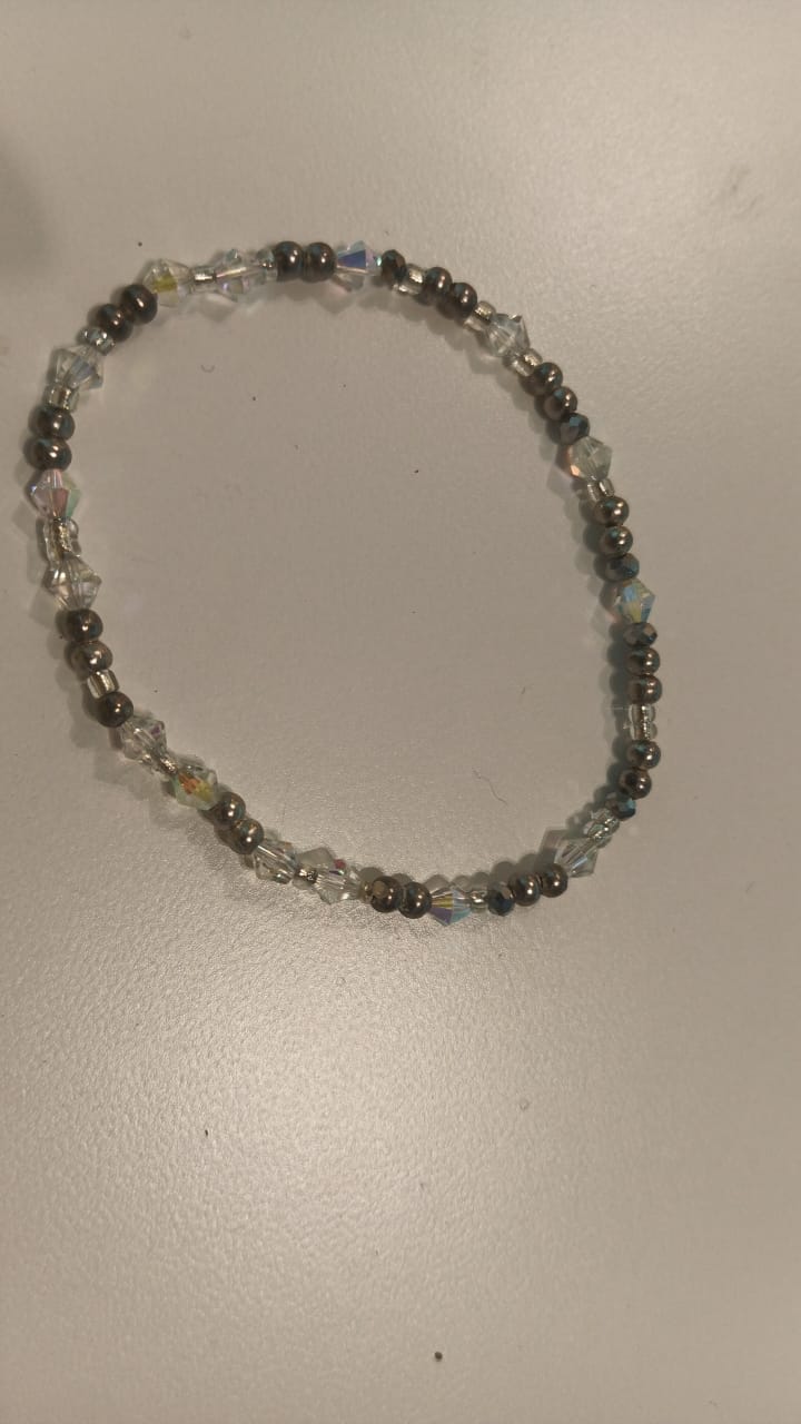 Pulsera piedra luna con cristales y decoraciones