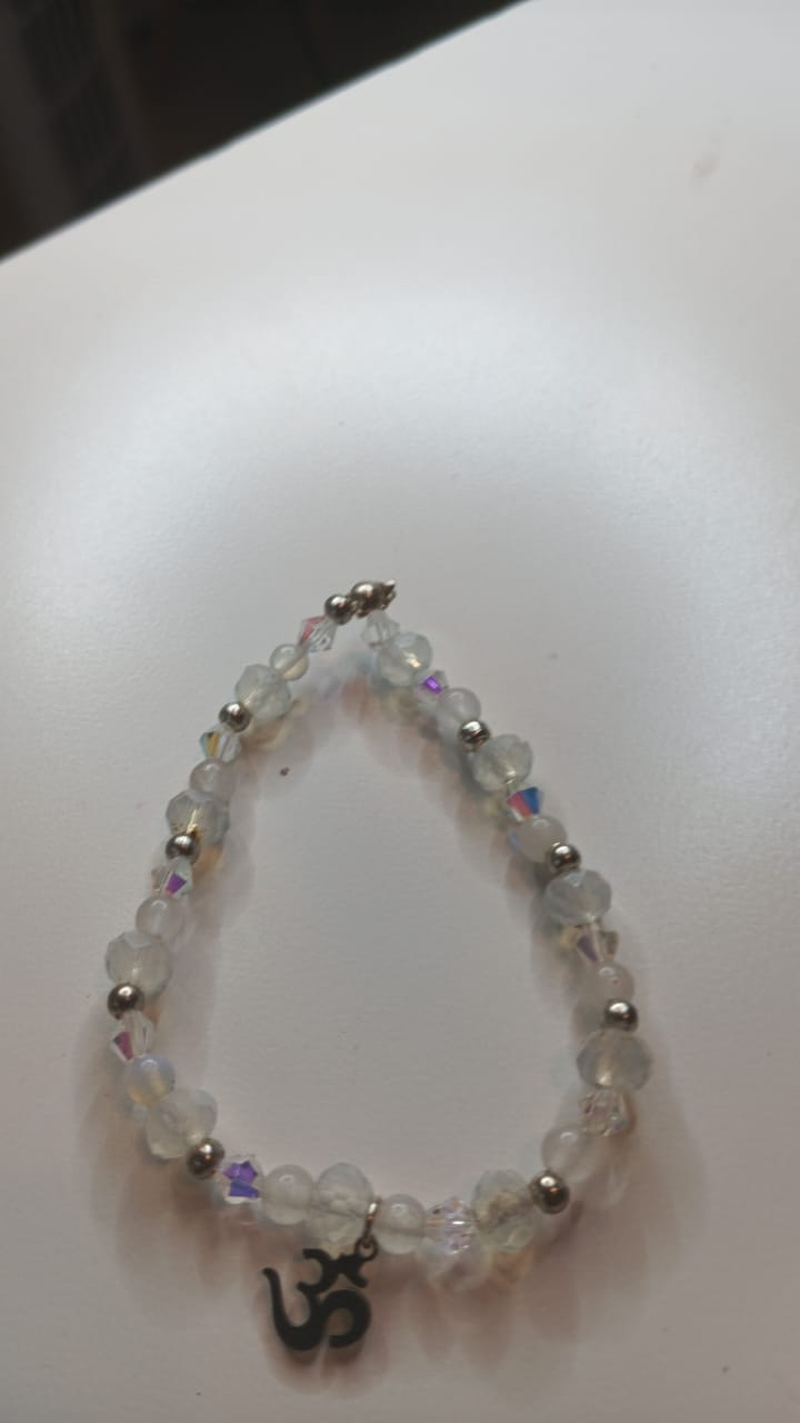 Pulsera piedra luna y cristales más dije de OM